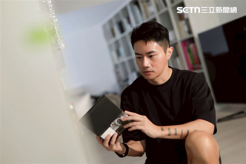 聶永真接受專訪分享創作故事與設計之路的甘苦。（圖／記者鄭孟晃攝影）