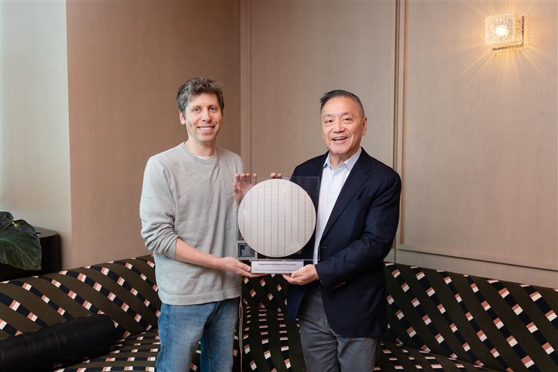 OpenAI執行長奧特曼(Sam Altman)與博通執行長陳福陽24日共同發表了首款客製化AI晶片「墨西哥辣椒」（Jalapeño）。（圖／翻攝自X平台 @OpenAI）