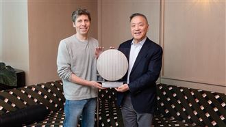OpenAI執行長奧特曼(Sam Altman)與博通執行長陳福陽24日共同發表了首款客製化AI晶片「墨西哥辣椒」（Jalapeño）。（圖／翻攝自X平台 @OpenAI）