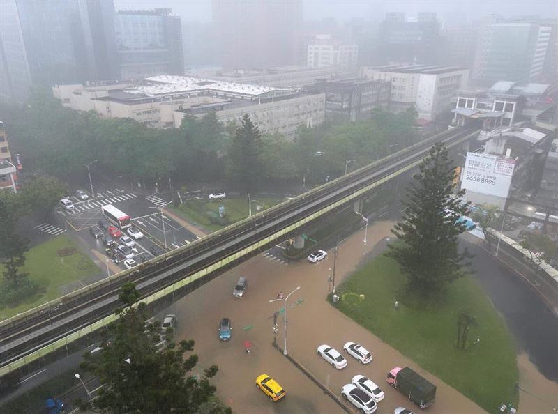 今（25）天劇烈降雨，導致台北市內湖多處淹水。（圖／翻攝自高嘉瑜臉書）