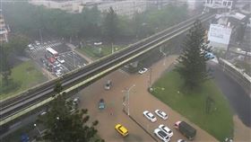  今（25）天劇烈降雨，導致台北市內湖多處淹水。（圖／翻攝自高嘉瑜臉書）