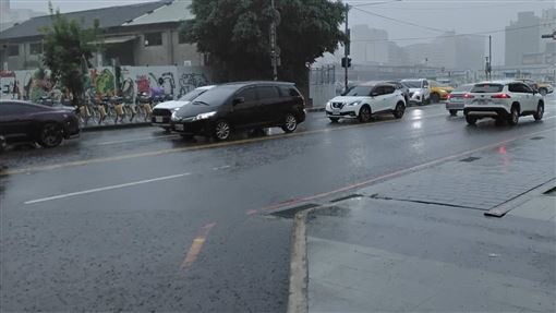 台中高鐵橋下積水了！山區雨達停班課標準