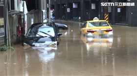 內湖多處淹水，造成車子泡水（圖／翻攝畫面）