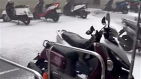 台中暴雨出奇景！街道竟變「巨型泡泡浴」現場　消防局緊急澄清了（圖／翻攝自X平台 @st_.913）