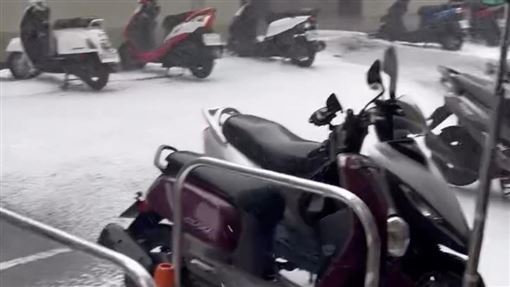台中暴雨奇景！街道變「巨型泡泡浴」現場
