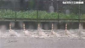 雨彈襲擊！直擊淡水馬路現波浪　康寧校園有瀑布