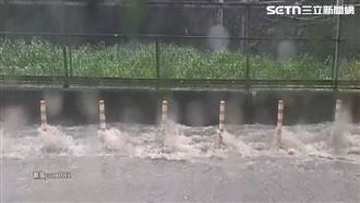 雙北暴雨「馬路變水路」　大學校園現瀑布