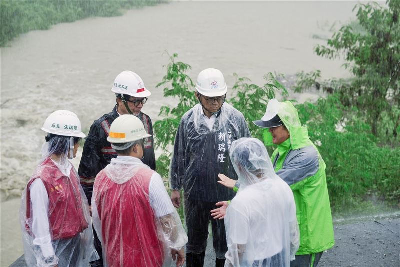 颱風外圍環流雨炸台灣，賴瑞隆、邱議瑩、陳其邁與當地議員們勘災。（圖／賴瑞隆辦公室提供）