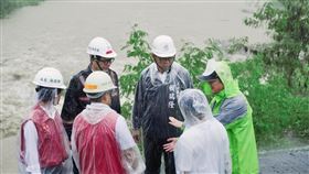 颱風外圍環流雨炸台灣，賴瑞隆、邱議瑩、陳其邁與當地議員們勘災。（圖／賴瑞隆辦公室提供） 