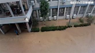 高雄校園淹成水樂園　民宅進水、土石崩落