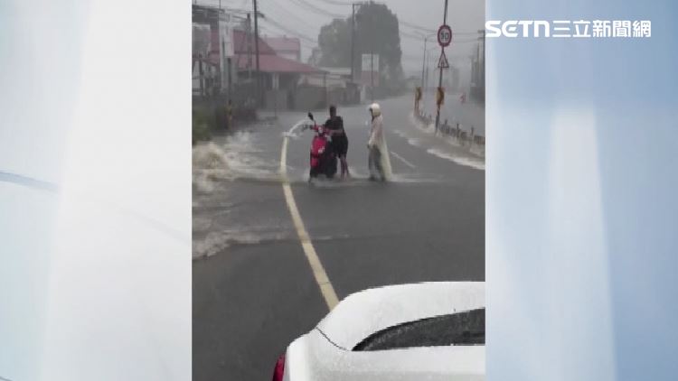 遭豪雨肆虐，機車騎士差點被風吹走，有好心駕駛下車救援也被淋了一身濕