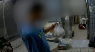 單親媽，扛家計，小兄妹，搬家，騎樓堆滿家具，暖警伸援手，買晚餐，立人派出所(圖／翻攝畫面)