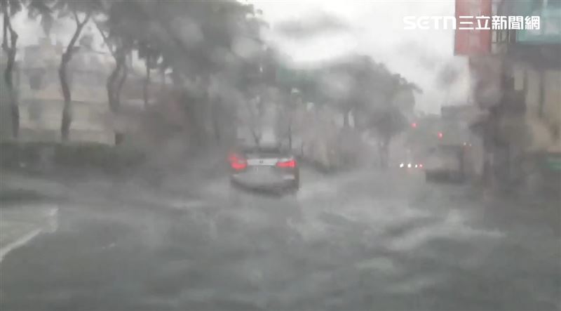 彰化下午2時許天色突然急遽變暗，瞬間颳起狂風暴雨、雷聲大作，宛如颱風直襲。（圖／翻攝畫面）