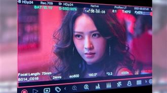 女星跨坐朱軒洋激吻　觀眾驚呼沒認出來