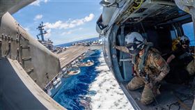 美國海軍的「西奧多·羅斯福號」航空母艦上的水兵在太平洋執行飛行任務，展現維持海上作戰所需的團隊合作與精準度。（圖／翻攝自X平台 @DeptofWar）