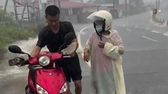 婦人騎車遭大雨沖倒　駕駛淋雨上前救援