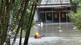 台南菜寮溪暴漲水淹南化中坑里　消防助撤離颱風米克拉外圍環流影響，台南市25日雨勢明顯，菜寮溪暴漲，南化區中坑里水淹逾1公尺，有人員受困，消防搶救並協助撤離中。（台南市政府提供）中央社記者張榮祥台南傳真　115年6月25日