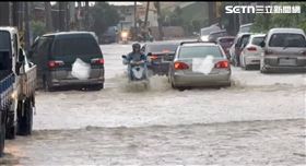 彰化暴雨馬路變河流！車強行涉水熄火泡水(圖/翻攝畫面)