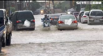 暴雨撐傘沒用！最佳雨具組合：防失溫奪命
