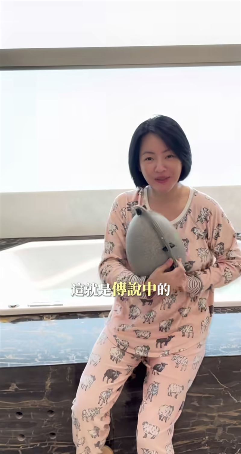 小S徐熙娣穿睡衣拍短影音，直接開箱自家帝寶豪宅大浴缸。（圖／翻攝自 IG @elephantdee）
