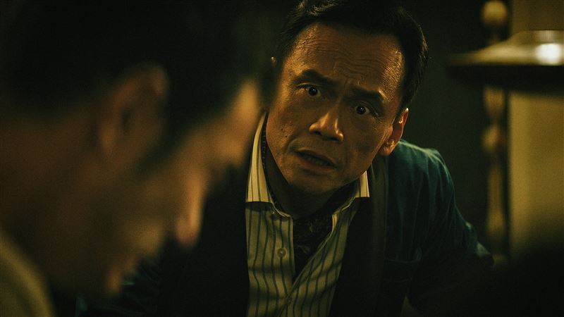 陳以文化身掌控家族命運的萬年鋼材董事長「許萬年」。（圖／Netflix提供）