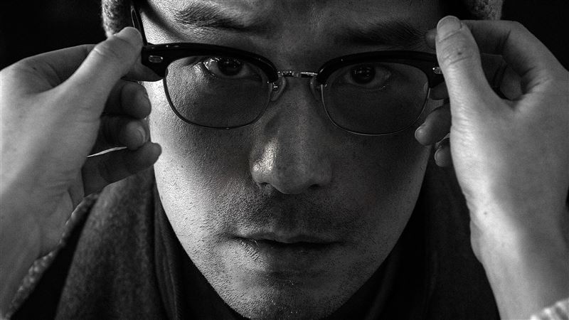 張孝全飾演的「陳孟夫」過去曾是一名檢察官。（圖／Netflix提供）