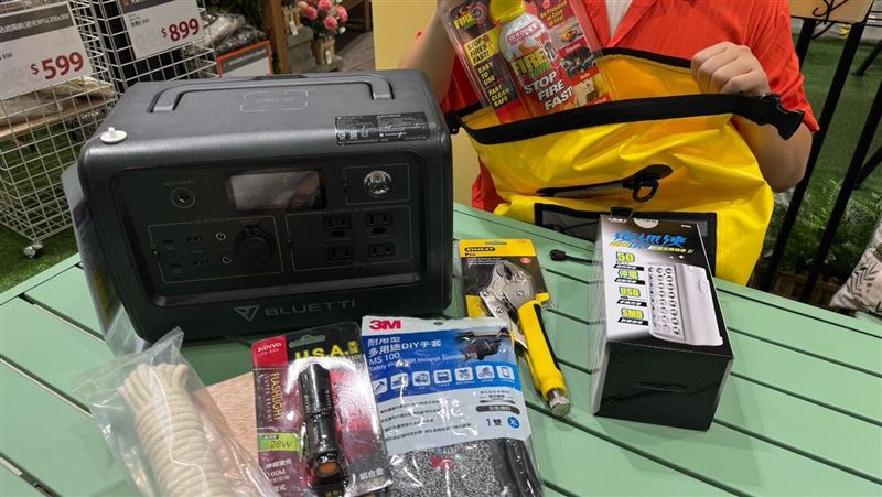 專家提醒，居家清整前，除了準備好器具外，務必先關閉電源箱防觸電，並檢查插座內部是否有泥沙堆積，確認乾燥後方可恢復用電。（圖／特力屋提供）