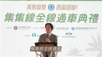 集集支線全線復駛！温世政贈綠皮火車模型