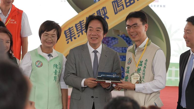 温世政贈綠皮火車模型分享鐵道記憶。(圖／南投縣長候選人温世政提供）
