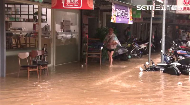 台北市今（25）日暴雨成災，內湖區更是在納莉颱風後時隔20多年再度淹成「內湖」。北市水利處對今天淹水災情的說法更是引起許多民眾不滿。（圖／三立新聞台）