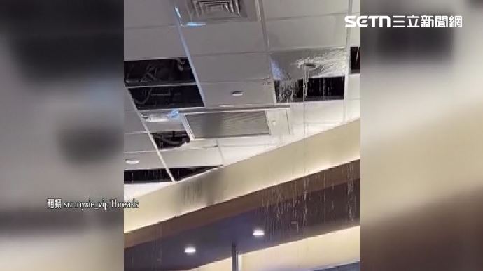 暴雨讓三總美食街天花板漏水，需要撐著雨傘才能夠坐下來用餐。（圖／翻攝自Threads @sunnyxie_vip）