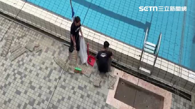 救生員刷洗地面