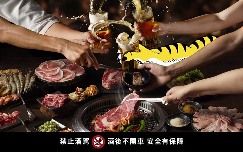 7月15日前到桃園市任一間「肉次方」出示指定票券消費任1套餐，就能免費兌換黑虎蝦1尾，優惠可累贈，點越多送越多。（圖／品牌業者提供）