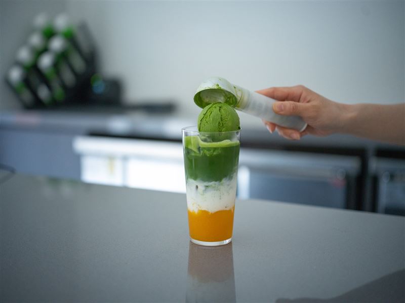 抹茶冰淇淋除推薦隱藏版吃法，將其慢慢融入抹茶拿鐵中。（圖／品牌業者提供）