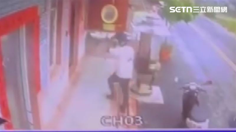 一位男子遮住面部進入觀音佛祖廟