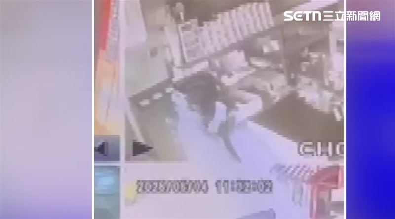 男子雙手合十拜完後偷走鯊魚劍