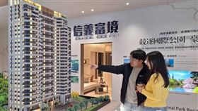 房價持續墊高，加上信用管制，小資購屋族面臨「房價高、自備款增加、貸款難」三重壓力。（圖／林榮芳攝）
