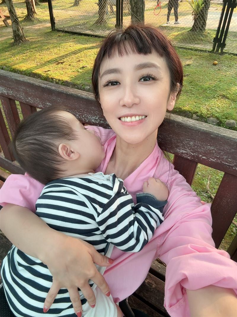 蔡允潔坦言，大寶開始上學後，最害怕的就是把病毒帶回家。（圖／翻攝自蔡允潔FB）