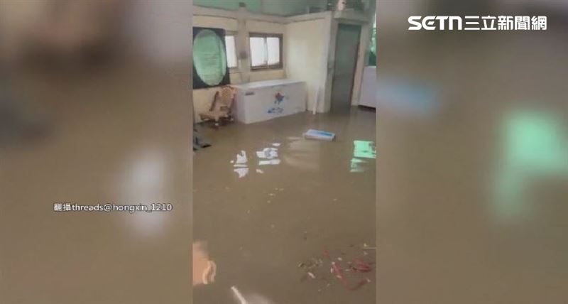 大水淹進民宅內，設備都泡湯。（圖／翻攝自Threads @hongxin_1210）