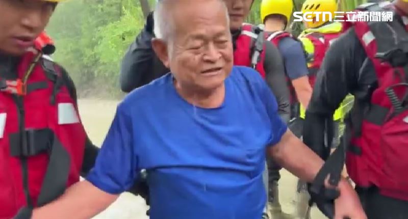 消防人員趕緊把洗腎阿伯帶出來