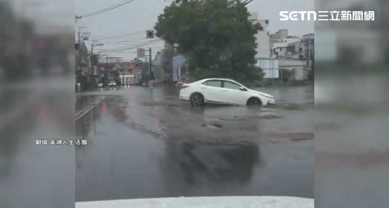 汽車車輪直接卡在田裡。（圖／翻攝自溪湖人生活圈臉書）