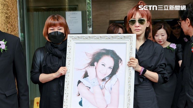 李玟出殯，二姐Nancy（右）手捧遺照。（圖／記者鄭尹翔攝影）
