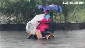 暴雨襲彰化! 水淹半輪胎高　機車拋錨大停電