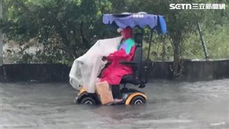 彰化暴雨水淹半個輪胎高　機車拋錨大停電