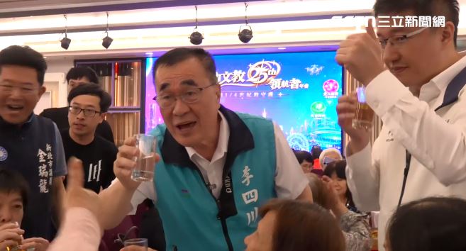 李四川與民眾乾杯。（圖／翻攝畫面）