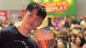 遭多米多羅毒舌負評！3書再登誠品暢銷榜，黃山料感性謝票吐「1堅持」。（圖／翻攝自黃山料臉書）