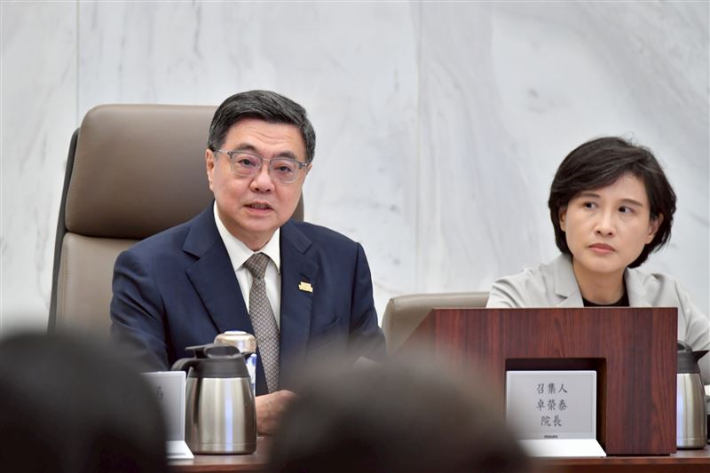 行政院長卓榮泰主持「行政院推動轉型正義會報第8次會議」。（圖／行政院提供）
