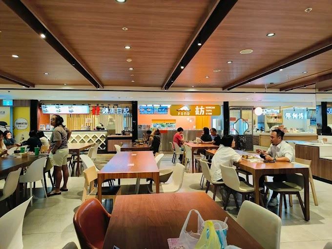 高雄義享天地美食街今晚驚傳巨大聲響，用餐中的民眾嚇壞驚逃。（圖／翻攝自Google maps）