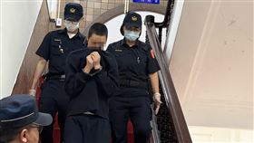 虐死2歲童案二審　繼父出庭吳姓男子（右2）被控對2歲繼子踢踹致傷，生母未制止、孩子最終送醫後死亡。吳男一審被判處無期徒刑，二審台灣高等法院25日開庭，提訊吳男到庭，吳男認罪並請求輕判。中央社記者劉世怡攝　115年6月25日