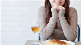 一名女子近日透露，離職餐飲業後，轉而嘗試不需大量勞動的「租借女友」工作。示意圖。（翻攝自pixabay）